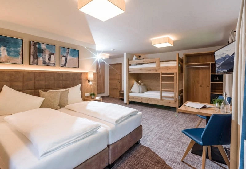 Vierbettzimmer-Berg-Glueck-mit-2-Stockbetten